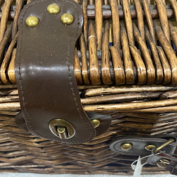 Pottery barn picnic basket - Picture 3 of 16